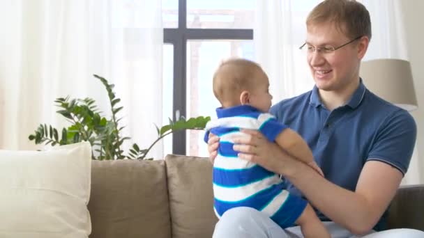 Счастливый мальчик с отцом дома — стоковое видео