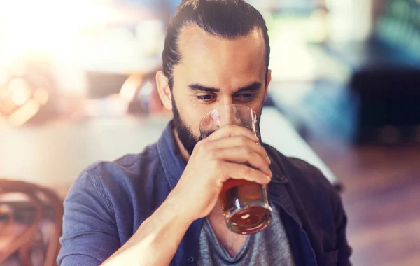 Glücklicher Mann, der Bier in Bar oder Kneipe trinkt — Stockfoto