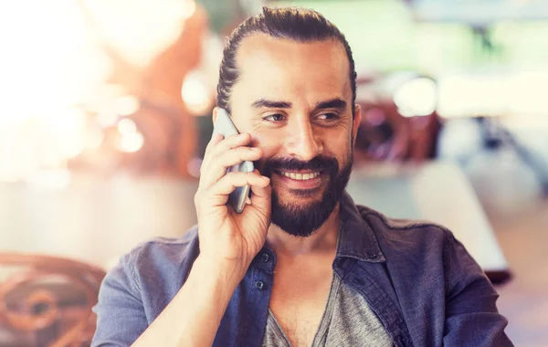 Uomo felice che chiama su smartphone al bar o al pub — Foto Stock
