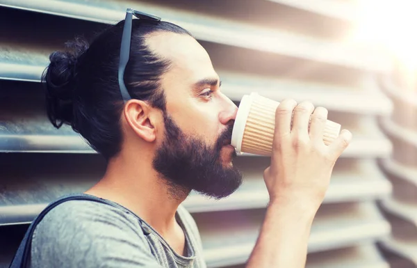 通りの紙コップからコーヒーを飲む男性 — ストック写真