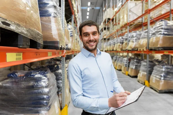 Empresário com área de transferência no armazém — Fotografia de Stock