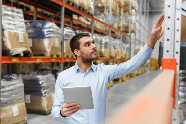 Geschäftsmann mit Tablet-PC im Lager — Stockfoto