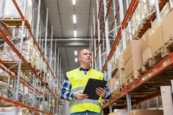 Magazijnmedewerker met Klembord in veiligheidsvest — Stockfoto