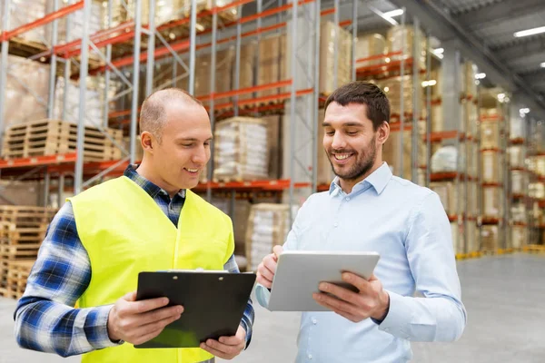 Werknemer en zakenman met tablet pc bij magazijn — Stockfoto
