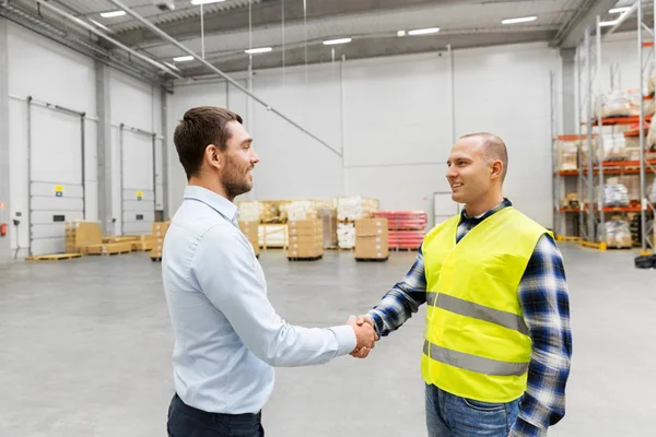 Werknemer en zakenman met Klembord in magazijn — Stockfoto