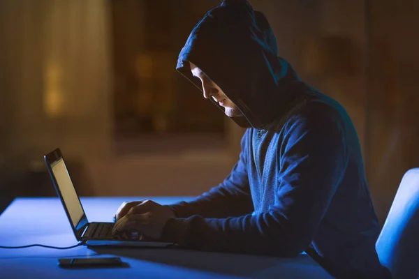 Hackaren använder bärbar dator för cyberangrepp — Stockfoto