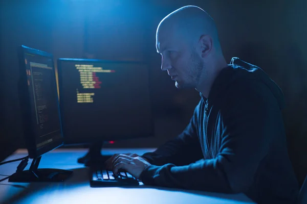 해커가 사이버 공격에 대 한 컴퓨터 바이러스를 사용 하 여 — 스톡 사진