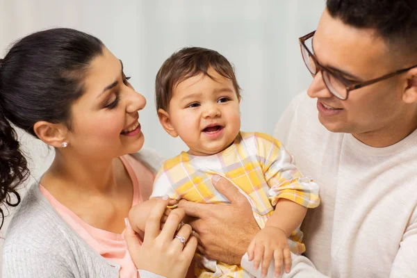 Familia feliz con la hija en casa — Foto de Stock