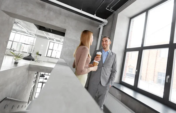 Zakenvrouw en zakenman op koffiepauze — Stockfoto