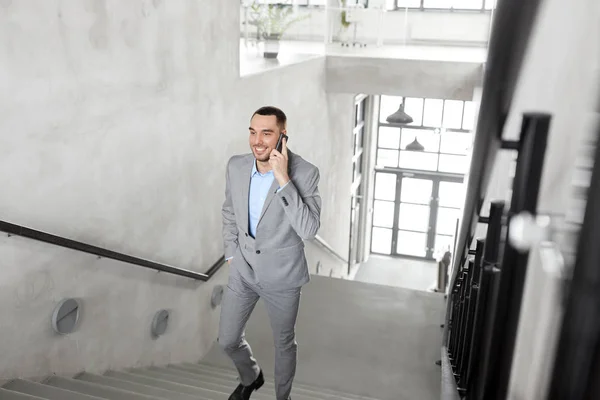 Geschäftsmann telefoniert im Büro mit Smartphone — Stockfoto