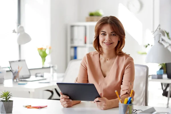 Femme d'affaires avec tablette PC travaillant au bureau — Photo