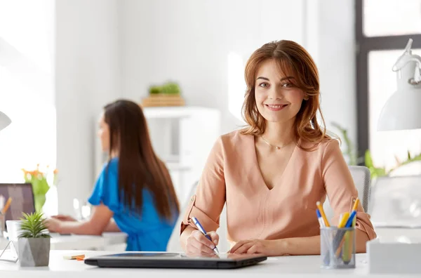 Mujer de negocios sonriente trabajando en la oficina — Foto de Stock