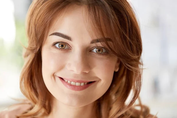 Portret van een vrolijke glimlachende jonge vrouw — Stockfoto