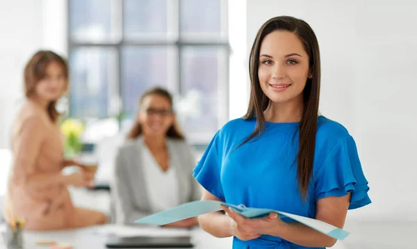 Mujer de negocios con carpeta en la oficina —  Fotos de Stock