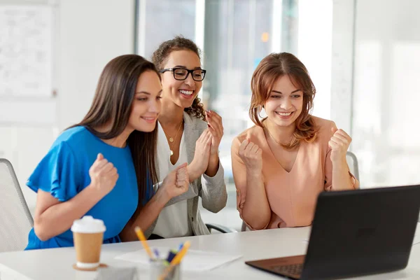 Ofiste dizüstü bilgisayar ile mutlu iş kadınları — Stok fotoğraf