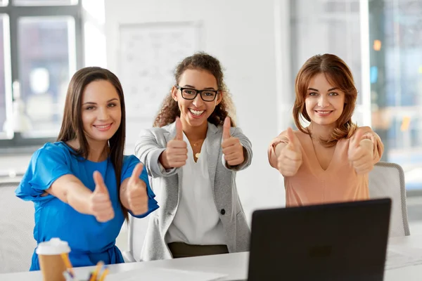 Grupo de mujeres de negocios mostrando pulgares hacia arriba en la oficina —  Fotos de Stock