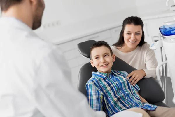 Matka i syn, wizyty u dentysty w klinice stomatologicznej — Zdjęcie stockowe