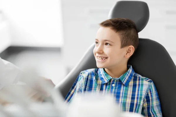 Feliz niño sonriente paciente en la clínica dental — Foto de Stock