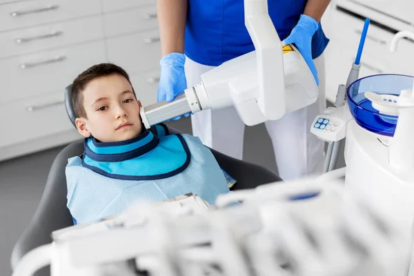 Dentista haciendo rayos X de dientes de niño en la clínica dental —  Fotos de Stock