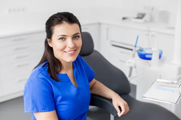 Zahnärztin oder Krankenschwester in Zahnarztpraxis — Stockfoto