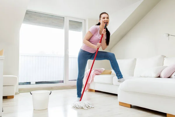 Mujer o ama de casa con piso de limpieza fregona en casa — Foto de Stock