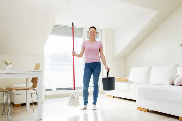 Nő vagy háziasszony felmosóronggyal takarítás padló otthon — Stock Fotó