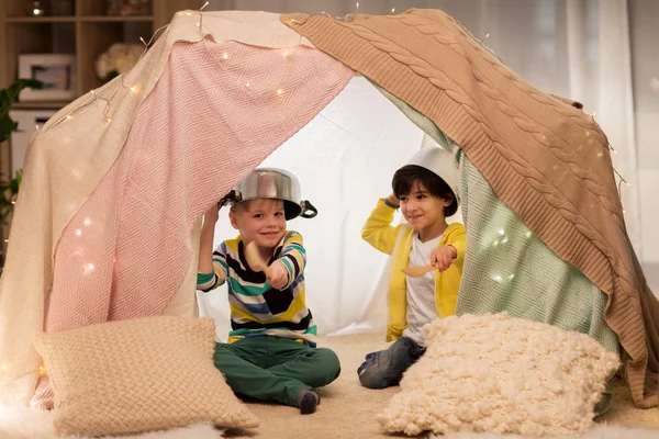 Junge mit Töpfen spielt zu Hause im Kinderzelt — Stockfoto