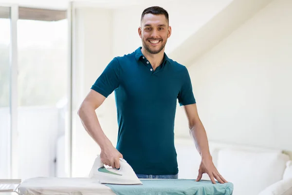 Ο άνθρωπος σιδερώματος πουκάμισο από σιδήρου στο σπίτι — Φωτογραφία Αρχείου