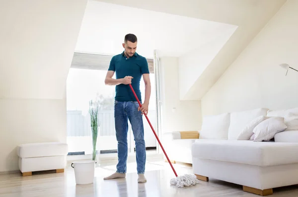 Mann mit Wischmopp und Eimerputzboden zu Hause — Stockfoto