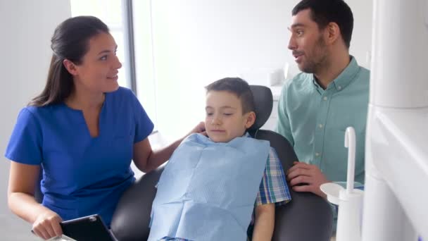 Θηλυκό οδοντίατρο με το παιδί ασθενής στο οδοντιατρείο — Αρχείο Βίντεο