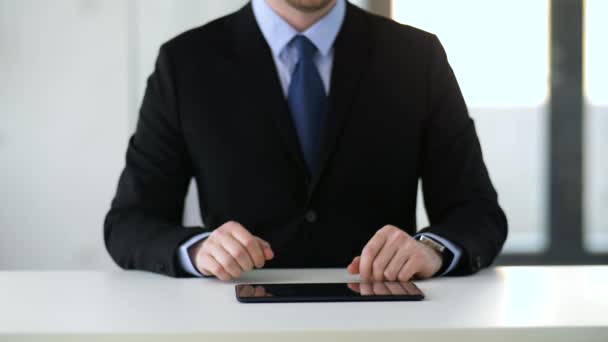 Affärsman som arbetar med TabletPC — Stockvideo