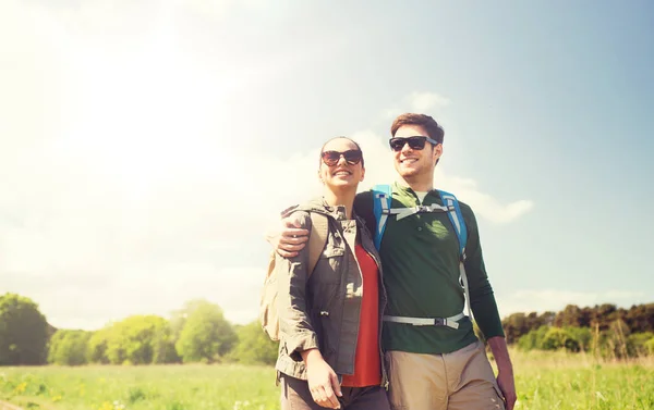 Feliz pareja con mochilas senderismo al aire libre —  Fotos de Stock