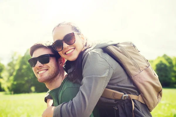 Feliz pareja con mochilas divertirse al aire libre —  Fotos de Stock