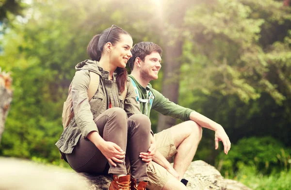 自然の中でバックパックが付いているカップルの笑みを浮かべてください。 — ストック写真