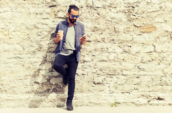 Uomo con smartphone bere caffè sulla strada della città — Foto Stock