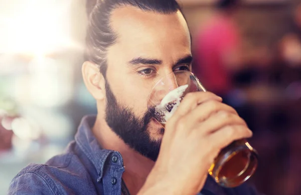 Homem feliz bebendo cerveja no bar ou pub — Fotografia de Stock