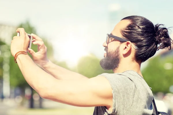 Hombre tomando vídeo o selfie por teléfono inteligente en la ciudad — Foto de Stock