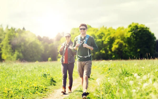 Boldog pár a szabadban túrázás hátizsákok Stock Kép