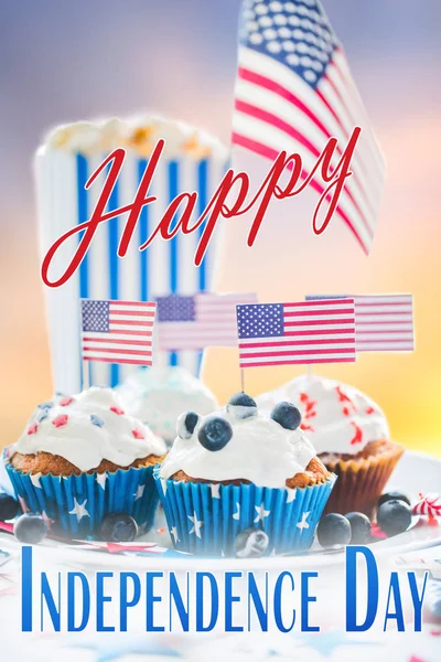 Cupcakes mit amerikanischen Flaggen am Unabhängigkeitstag — Stockfoto