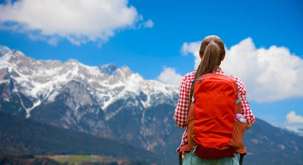 Vrouw met rugzak over bergen van de Alpen — Stockfoto