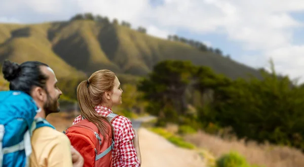 Sırt çantaları ile big sur tepeler üzerinde çift — Stok fotoğraf