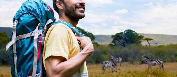 Primo piano di uomo con zaino sopra savana — Foto Stock