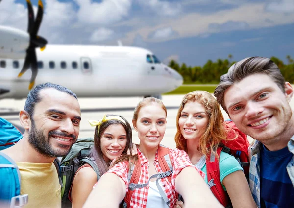 Přátelé s batoh selfie převzetí letadla — Stock fotografie