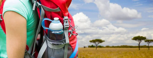 Nahaufnahme einer Frau mit Wasserflasche im Rucksack — Stockfoto