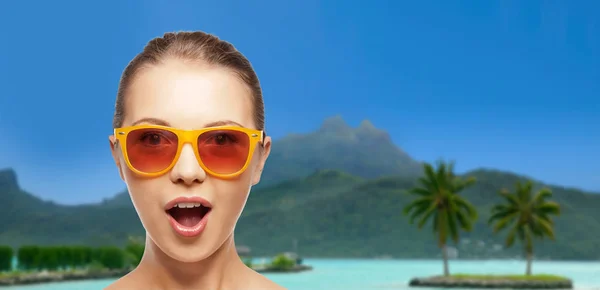 Ευτυχισμένη γυναίκα ή εφηβικό κορίτσι σε γυαλιά ηλίου στην παραλία — Φωτογραφία Αρχείου
