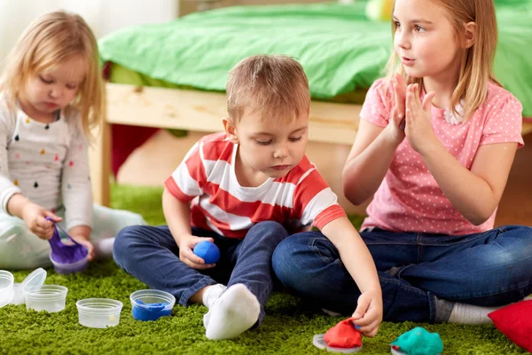 Bambini con argilla modellante o slimes a casa — Foto Stock