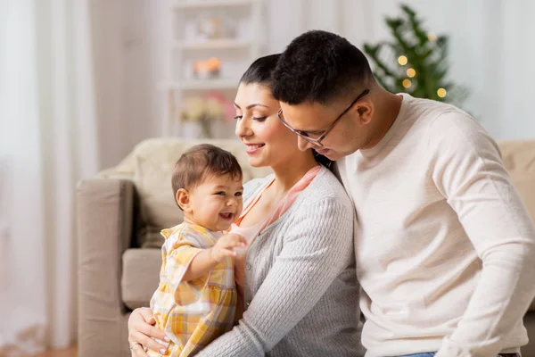 Famiglia felice con la figlia del bambino a casa — Foto Stock