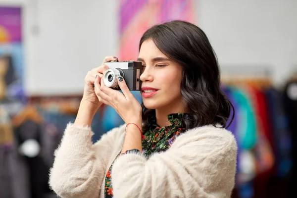 Lachende vrouw fotograferen door vintage filmcamera — Stockfoto