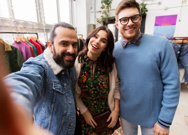 Amici prendendo selfie al negozio di abbigliamento vintage — Foto Stock