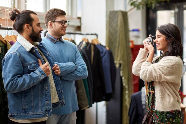 Amigos fotografiando en tienda de ropa vintage — Foto de Stock